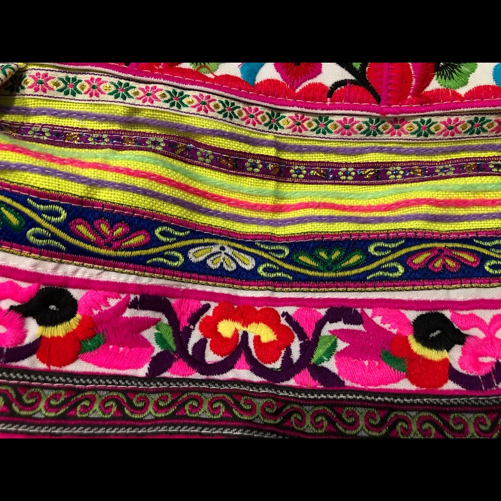 Multi-Colored Thread-Designed Bag - Picture 13 of 14